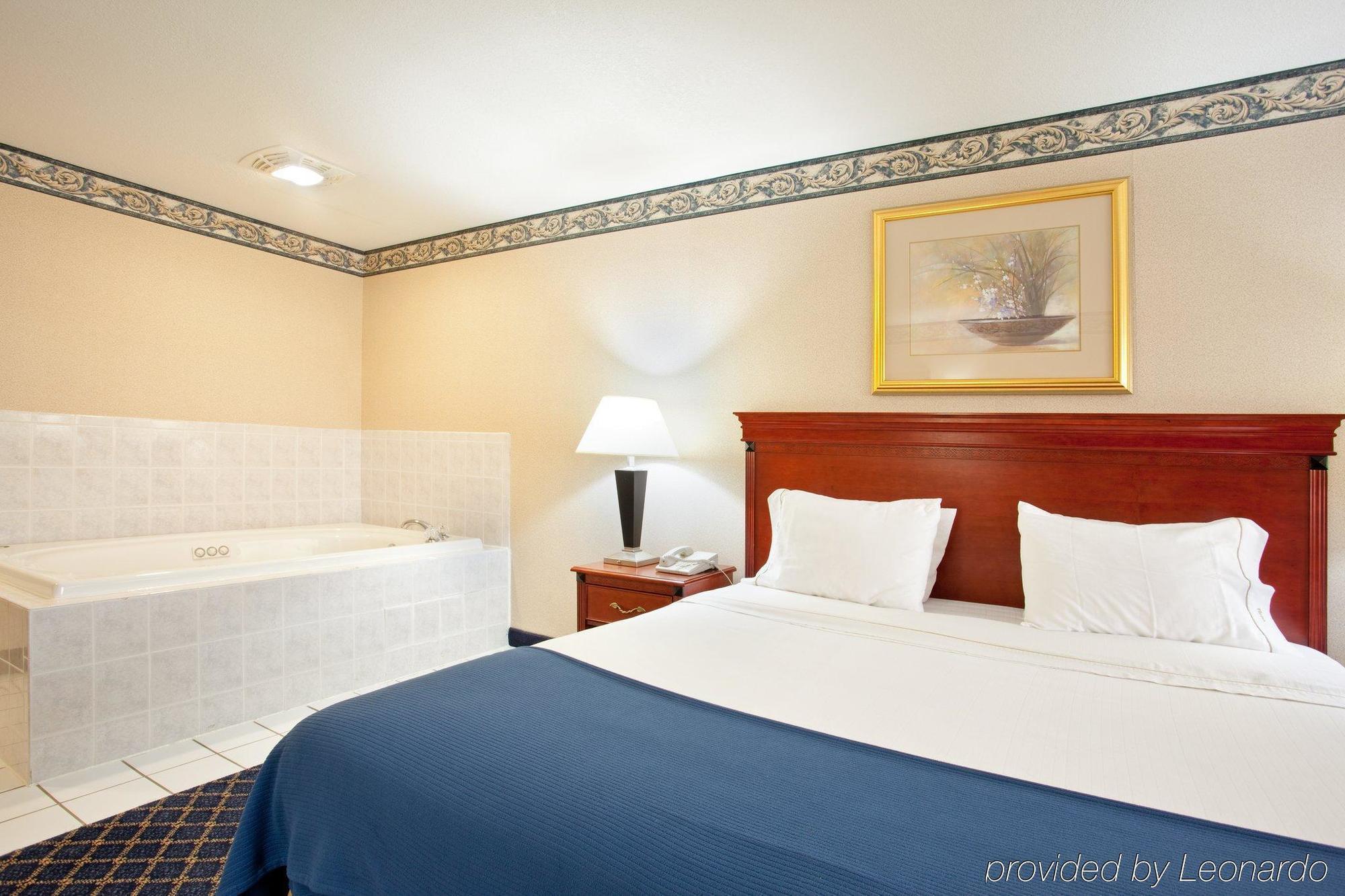 Holiday Inn Express & Suites Danville By Ihg Habitación foto