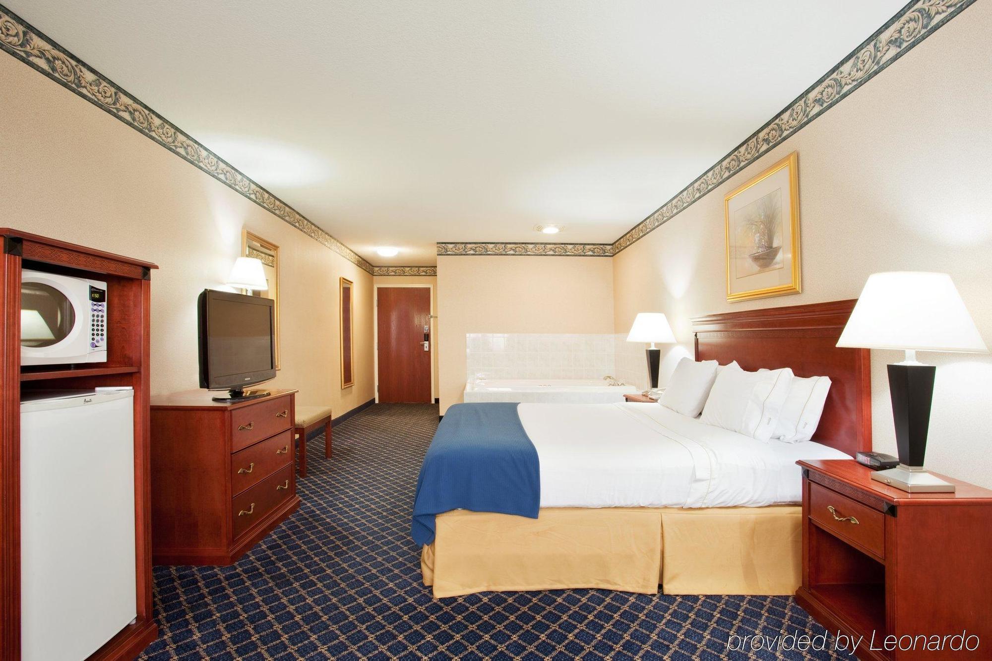 Holiday Inn Express & Suites Danville By Ihg Habitación foto
